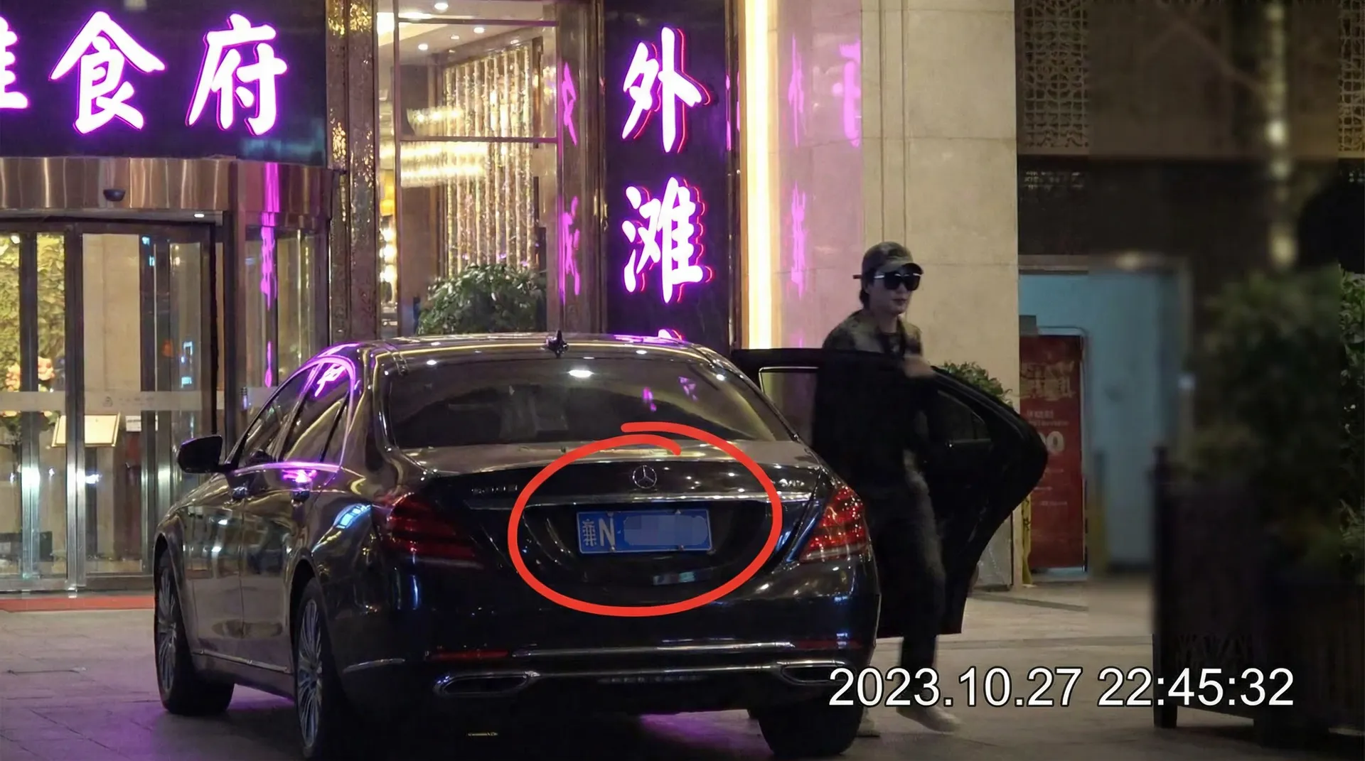 BT游戏平台 - 豪车餐厅外偷拍